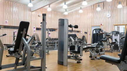 Gymmet i Länsmansgårdens motionscentrum, olika maskiner och ljusa väggar