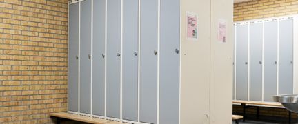  Låsbara skåp i omklädningsrum på Länsmansgårdens motionscentrum