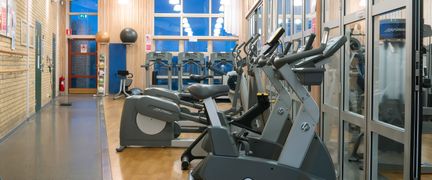 Motionscyklar på ett gym