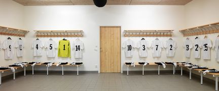 Ett omklädningsrum med spelartröjor som har olika nummer.