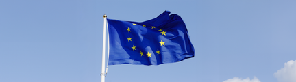 EU-flagga mot blå himmel