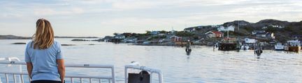 Skärgårdsö sedd från fören på en färja.