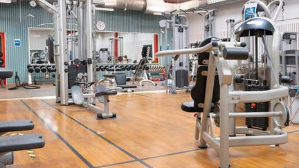 Gymmet med maskiner och fria vikter