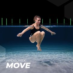 Kvinna som visar en vattengymnastikövning