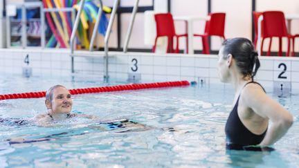 personer som badar i bassäng