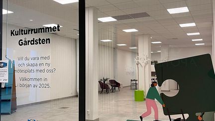 Entrén till Kulturrummet Gårdsten fotat utifrån genom fönster. 