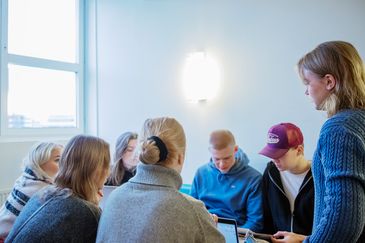 Elever i ett grupparbete.
