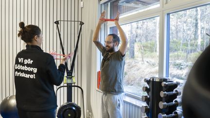 En kvinna och man i ett gym