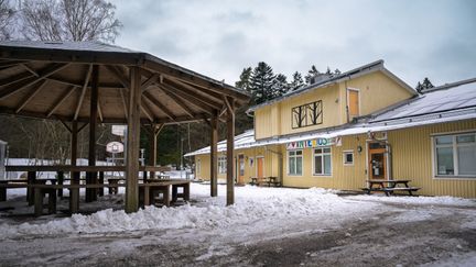 Kärrdalsskolans skolgård med några bänkar och bord i fokus.