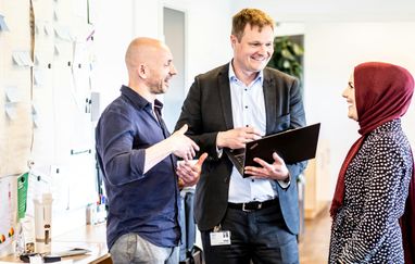 Ett pågående samtal mellan tre personer