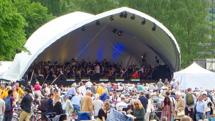 En stor scen med underhållning i Slottsskogen och en stor publik framför scenen. 