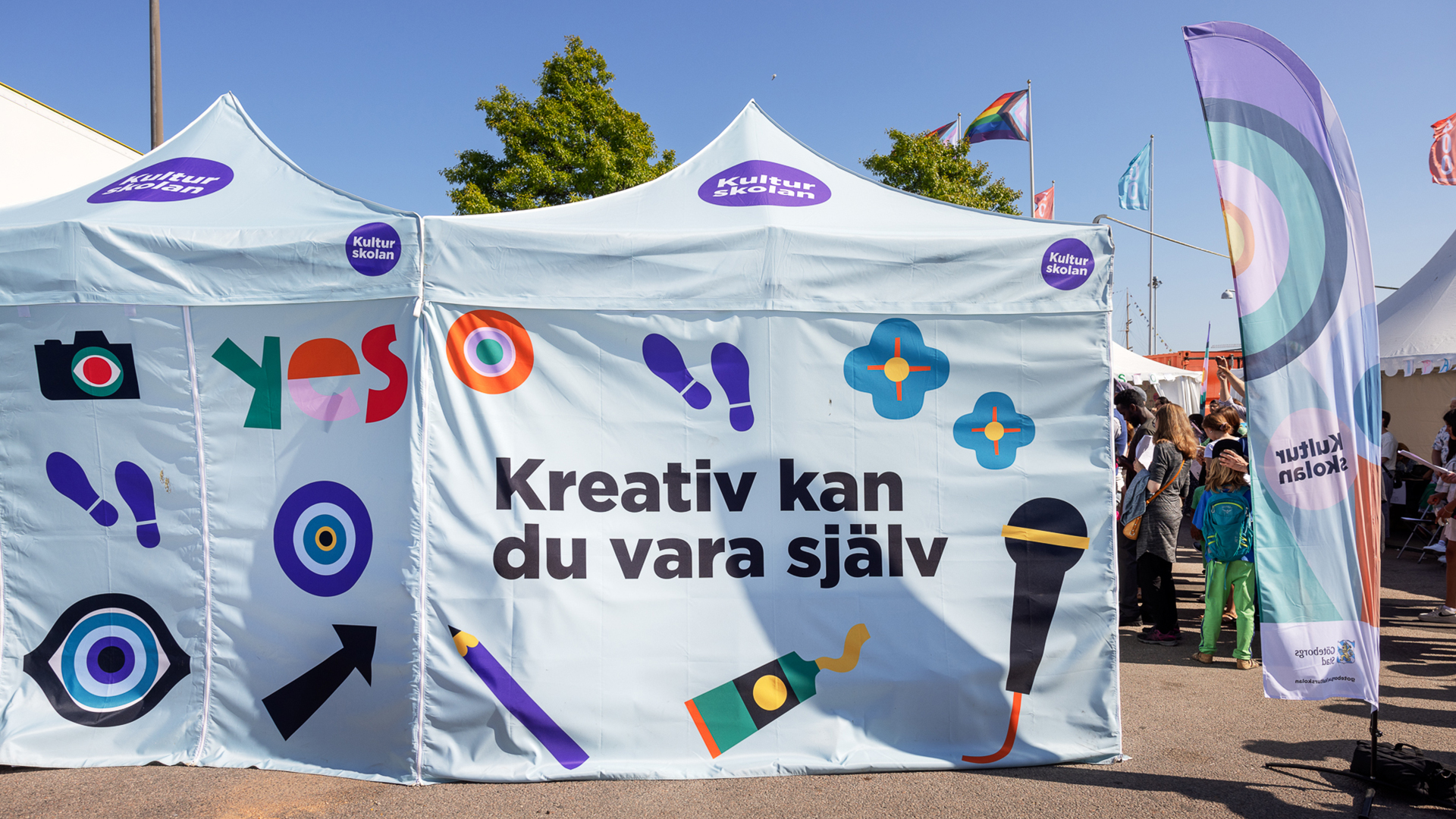 Kulturskolans stora utställningstält med färgrika illustrationer och texten Kreativ kan du vara själv.