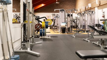 Styrketräningsmaskiner i gymmet på Kärra simhall