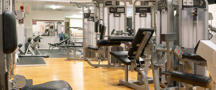 Styrketräningsmaskiner i Kärra simhalls gym.