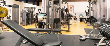 Styrketräningsmaskiner och fria vikter