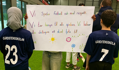 Elever håller i en plansch med budskap