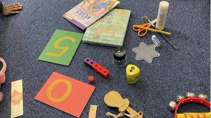 Saker som barnen kommer stöta på i skolan. Till exempel sax, pennvässare och böcker. Foto: Louise Ljungmark