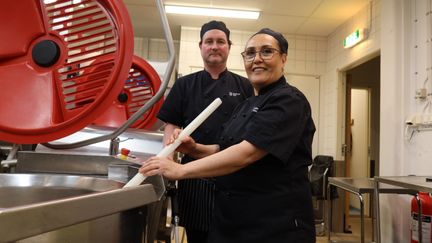 Zahra Khoobnevis och Kenny Persson tycker att det bästa med att vara kock är att testa nya recept som eleverna gillar. Foto: Annelie Alsbjer