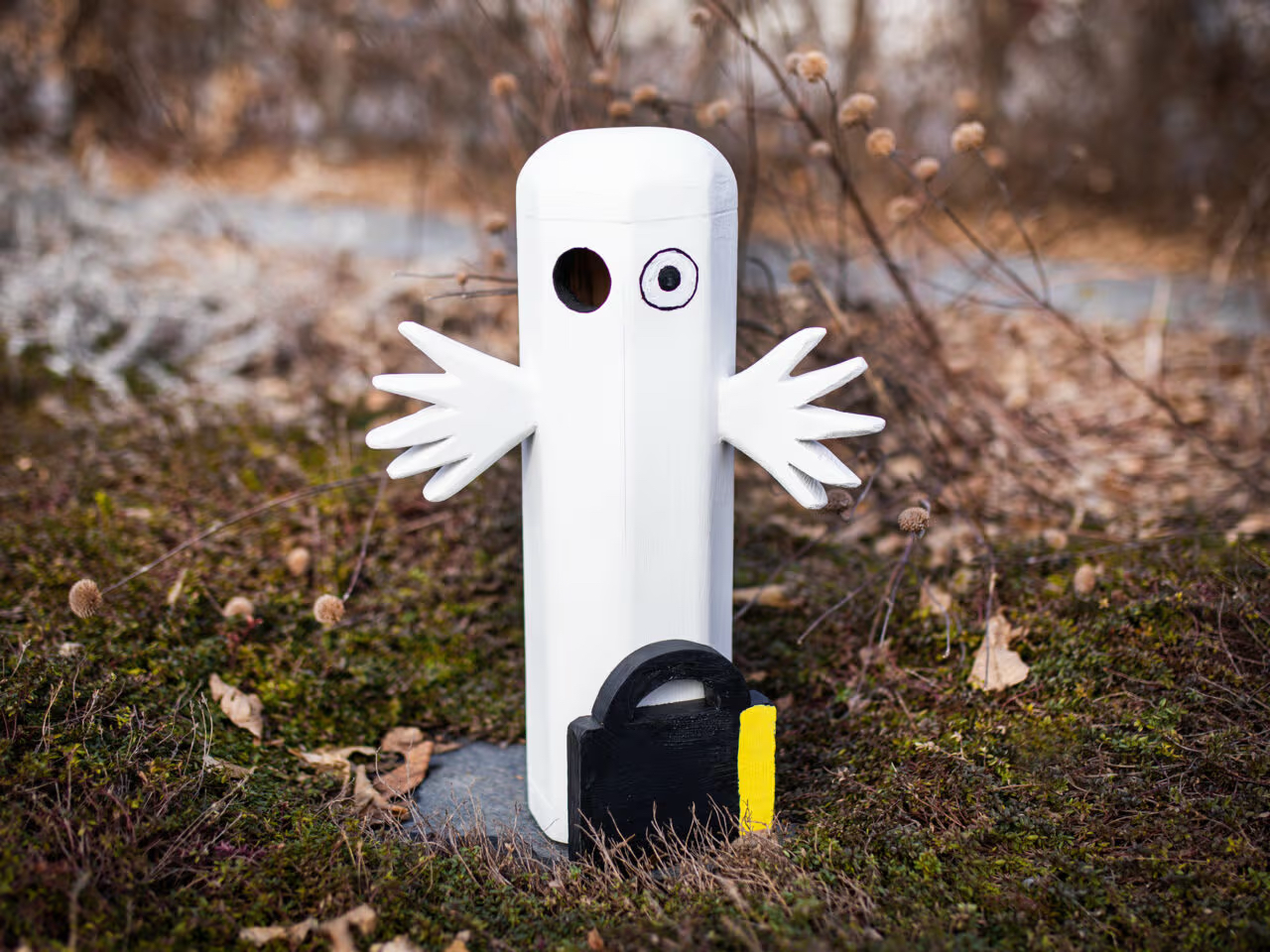 Fågelholken ”Frank von Hattifnatt” har två elever på Sannaskolan byggt i slöjden. Foto: Naturskyddsföreningen.