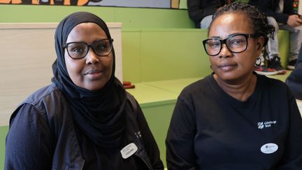 Bild på Faduma Ali och Victoria Brobbey i ett uppehållsrum på skolan.