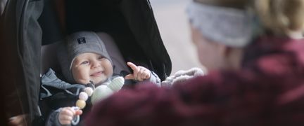 Ett spädbarn i barnvagn