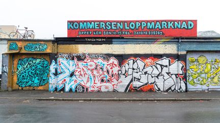 Bild på en stängd Kommersenloppmarknad med klotter på jalusinerna.