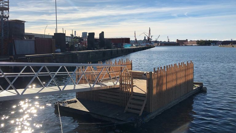 Bild på den marina kolonilotten en solig dag, sedd från Frihamnen.