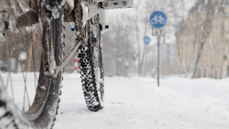 Vinterbild med bild av cykel med vinterdäck