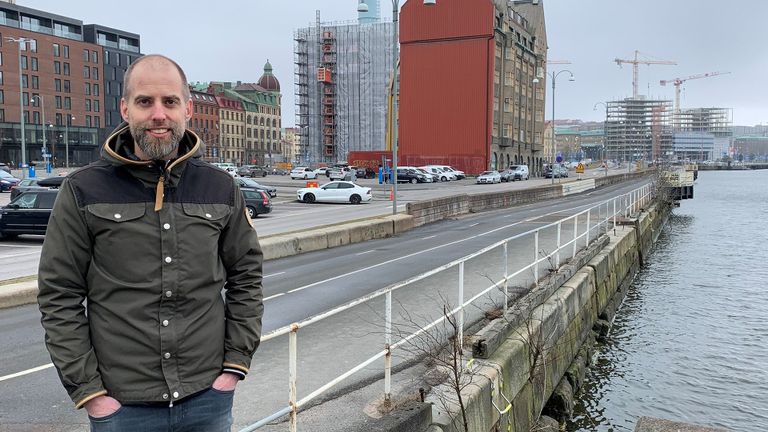  Fredrik Kogerfelt, programledare för Skeppsbron på Älvstranden Utveckling, står och ler vid området för Skeppsbron.
