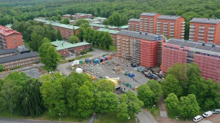 Byggplats i Lillhagsparken med röda höghus 