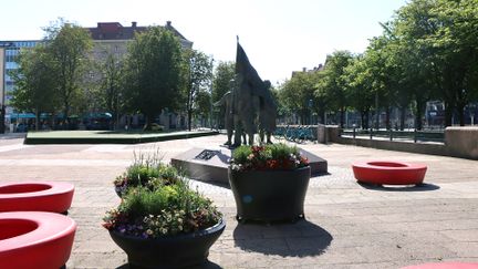 Bild av staty mitt på Olof Palmes plats.
