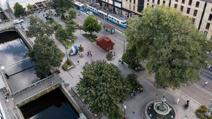 Drönarbild av Brunnsparken där caféet är placerat vid spårvagnsspåret