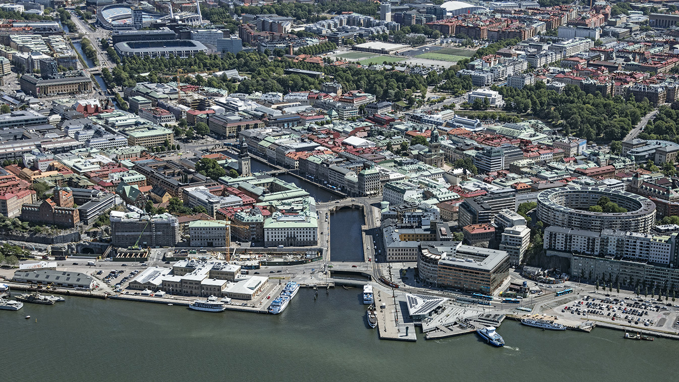 Flygfoto över Packhuskajen med älven i förgrunden