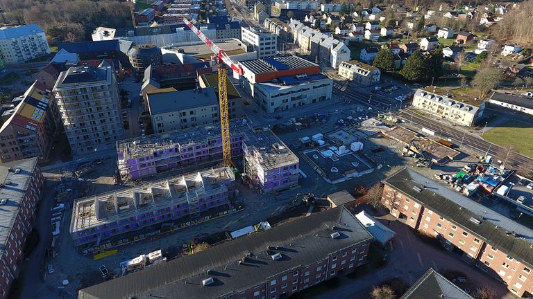 Flygfoto över Selma Stad Litteraturgatan med hus och byggkranar
