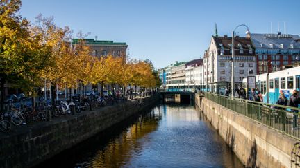 Bild på kanalen vid Centralstationen i Göteborg, som omges av höga kanalmurar.