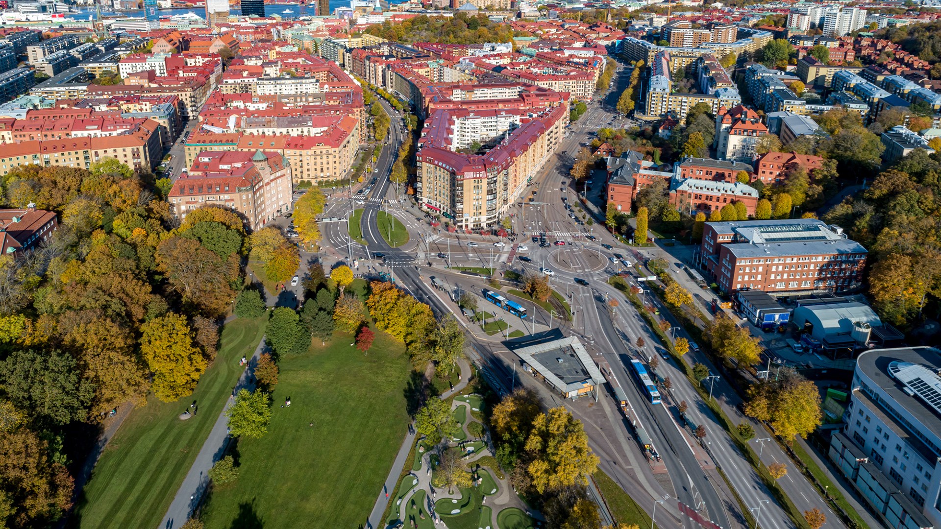 Flygbild över Llinnéplatsen med trafikapparaten i fokus