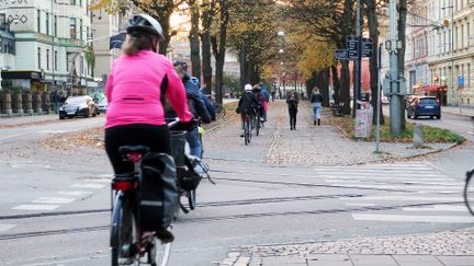 Flera personer cykelpendlar i Nya Allén
