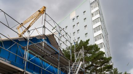 Ett pågående byggprojekt av ett BmSS-boende syns i förgrunden. I bakgrunden syns de karaktäristiska trekantshusen ipå Julianska gatan.