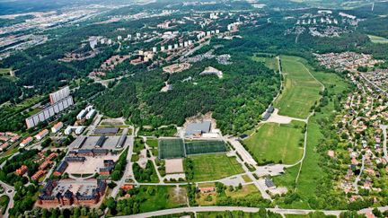 Flygvy över Kvibergs park med mycket grönska