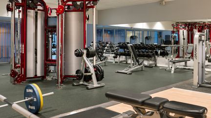 Styrketräningsmaskiner och fria vikter i Angered Arenas gym