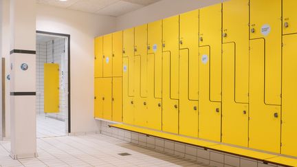 Gula låsbara skåp i omklädningsrum