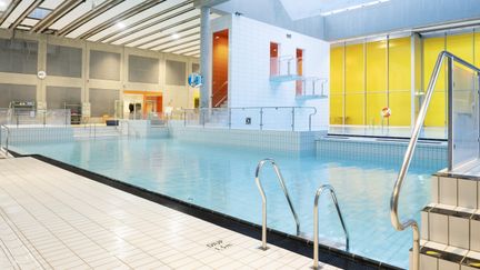 Folktom bassäng med hopptorn i Angered Arena.