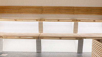 Bastun i Angered arena. Trälavar och vita väggar.