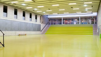 En stor luftig lokal med högt i tak