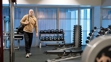 Person på väg in på gymmet i Angered