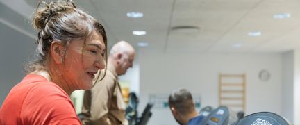 äldre personer som tränar på konditionsmaskin