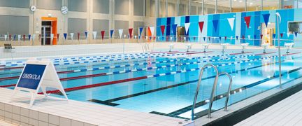 Angered Arenas simbassäng. I förgrunden en skylt där det står Simskola.