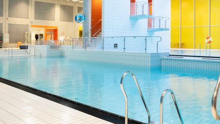 Bassäng i Angered Arena. Avsatser för hopp ner i hoppbassängen i bakgrunden.