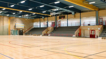 En stor idrottshall med läktare