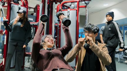 fyra unga personer som tränar på gymmet